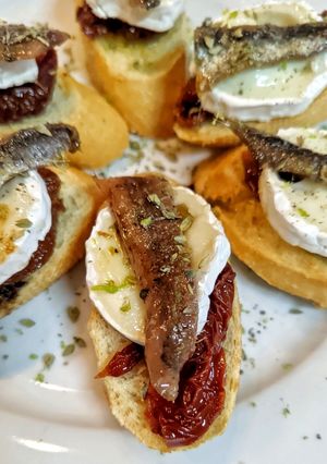 Una foto de Pincho de tomate seco, queso de cabra y anchoa