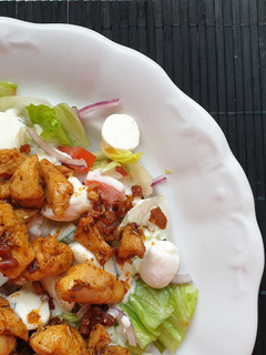 Bacon-mozzarella-csirkemell saláta recept fotója
