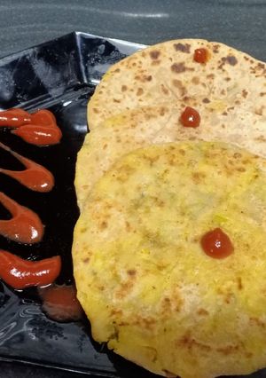 टोफू प्याज़ आलू पराठा (tofu pyaz aloo paratha recipe in Hindi) रेसिपी मुख्य फोटो