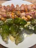 Brochetes de langostinos y panceta ahumada con repollitos de brusellas gratinados con parmesano