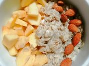 Una foto di porridge mele