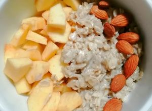 Foto di 333 🍎PORRIDGE DI AVENA CON MELA E MANDORLE 🥜