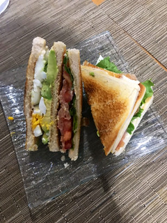 Une photo de Club sandwich au saumon fumé