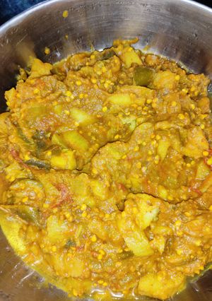 आलु बैगन की सब्जी(aloo baigan ki sabzi recipe in hindi) रेसिपी मुख्य फोटो