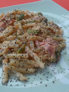Una foto de Macarrones con espárragos trigueros, york y salsa parmesano