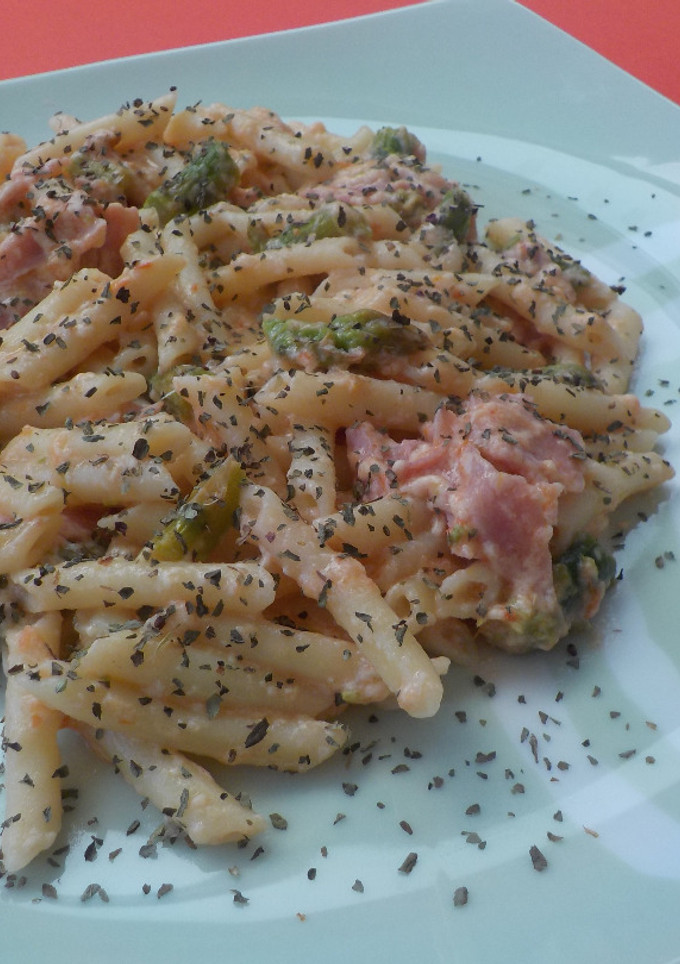 Una foto de Macarrones con espárragos trigueros, york y salsa parmesano