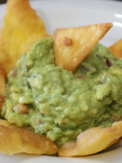 Una foto de Guacamole con nachos o totopos caseros