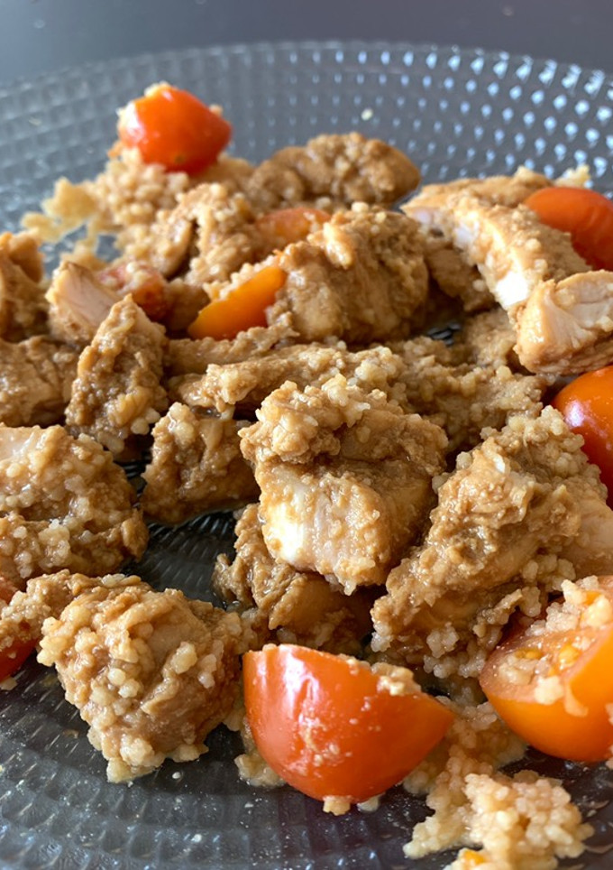 Una foto de Solomillo de pavo al limón con cherrys