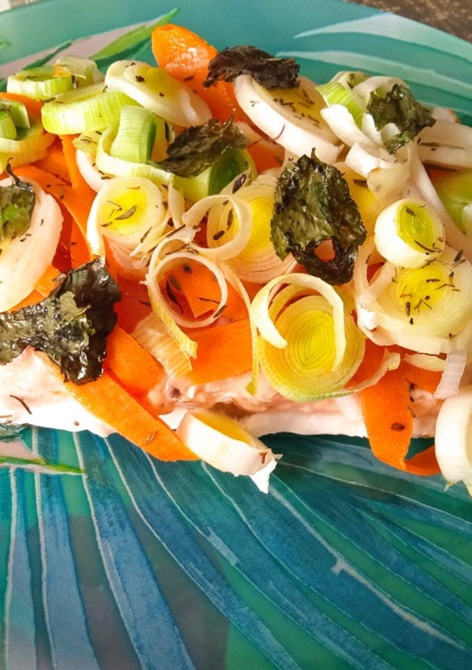 Una foto de Salmón con verduras y hierbabuena en papillote