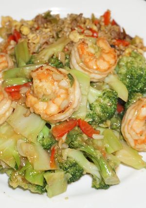 Una foto de Camarones salteados con brócoli y salsa de ostra