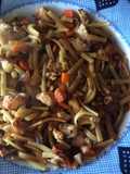 Espaguetis con salsa de soja, pollo, champiñones y zanahoria