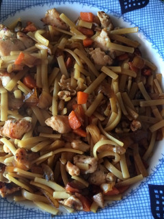 Una foto de Espaguetis con salsa de soja, pollo, champiñones y zanahoria