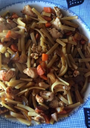 Una foto de Espaguetis con salsa de soja, pollo, champiñones y zanahoria