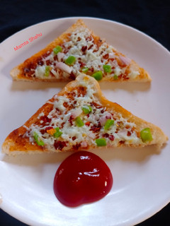 होममेड ब्रेड पिज़्ज़ा (Homemade bread pizza recipe in Hindi) रेसिपी मुख्य फोटो