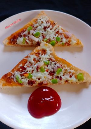 होममेड ब्रेड पिज़्ज़ा (Homemade bread pizza recipe in Hindi) रेसिपी मुख्य फोटो