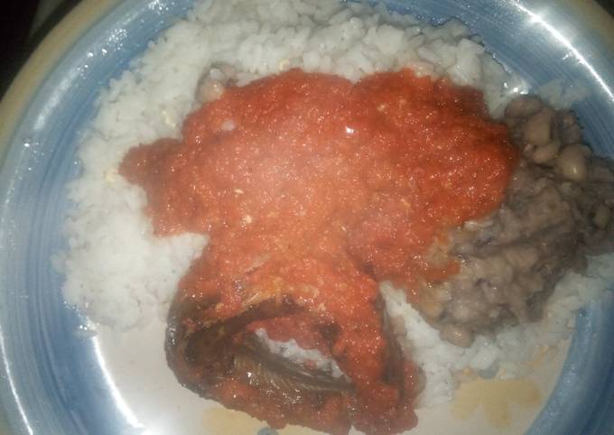 Rice and beans with panla fish and sauce