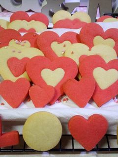 Una foto de Galletas bicolor de corazón para San Valentín