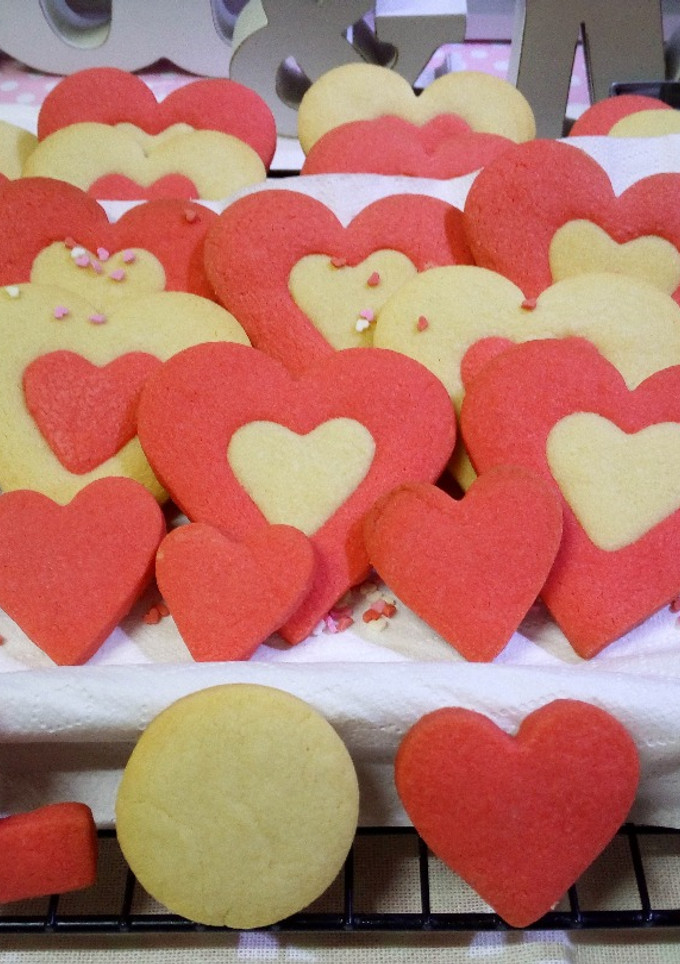 Una foto de Galletas bicolor de corazón para San Valentín
