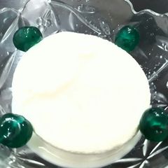 A picture of Vanilla flavoured ice cream.