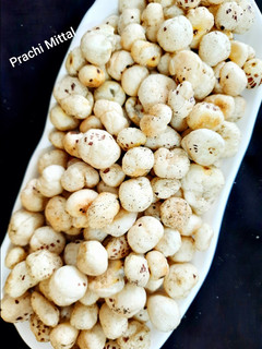 रोस्टेड मखाने (Roasted makhane recipe in hindi) रेसिपी मुख्य फोटो