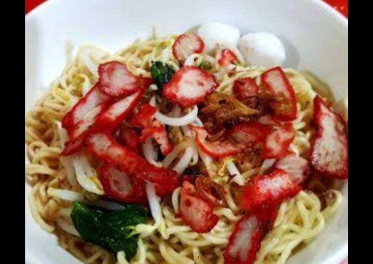 Mie kecil basah pakai daging ayam di bumbu merah