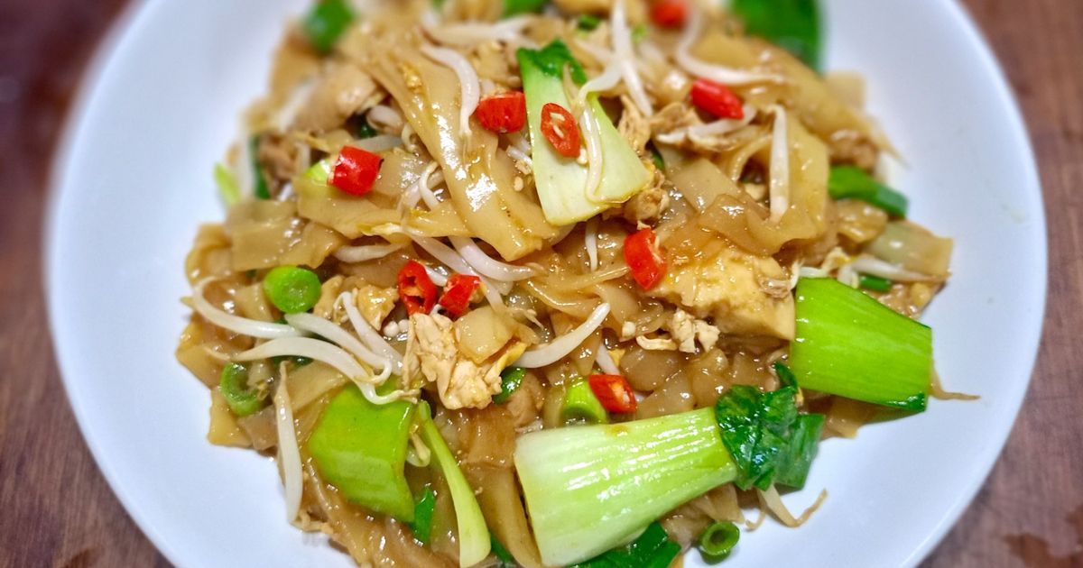 Kwetiau Goreng Ayam dan Telur