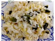 Una foto de arroz con chile poblano