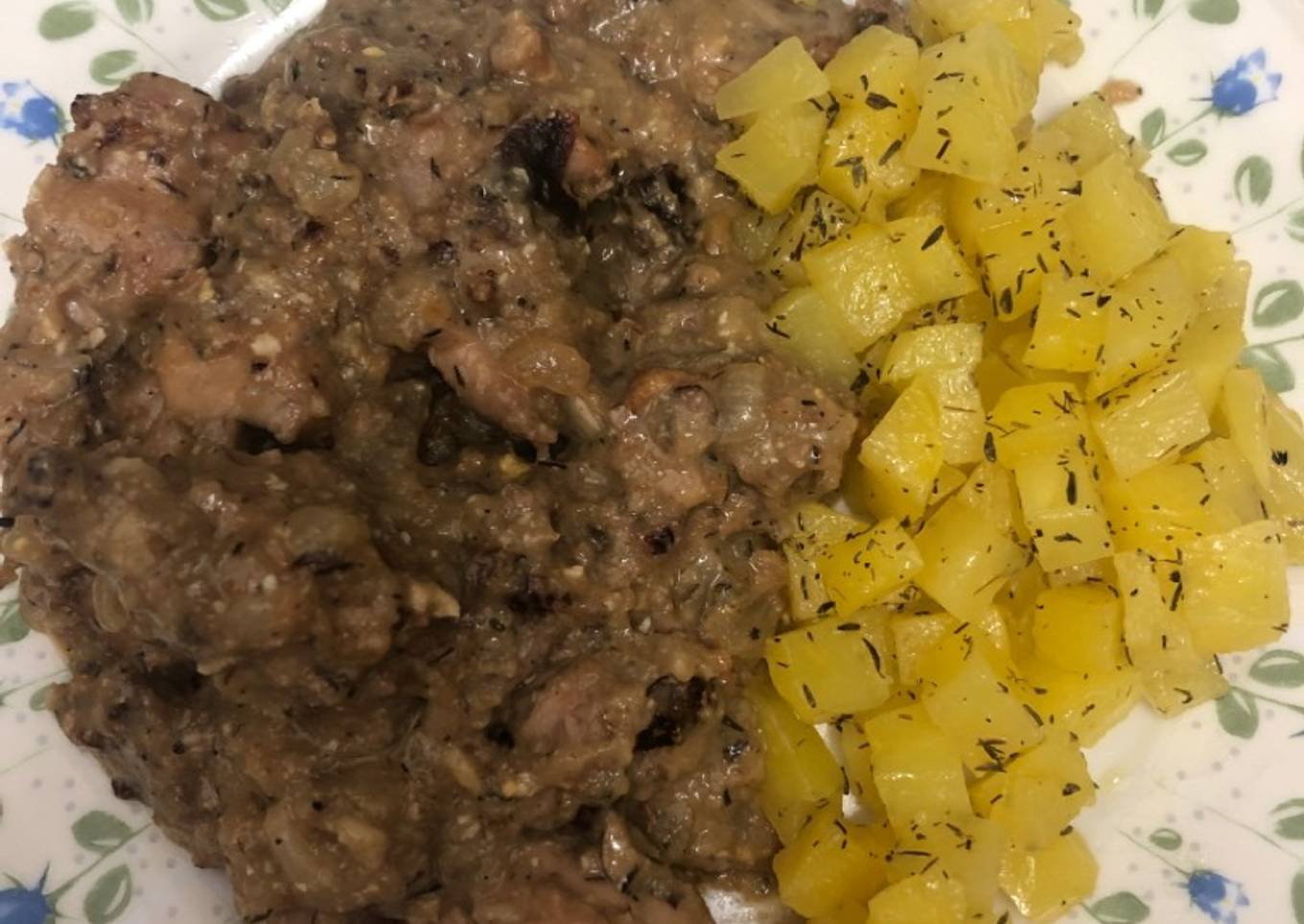 437. Conejo guisado con salsa de foie y coñac (principal carne)