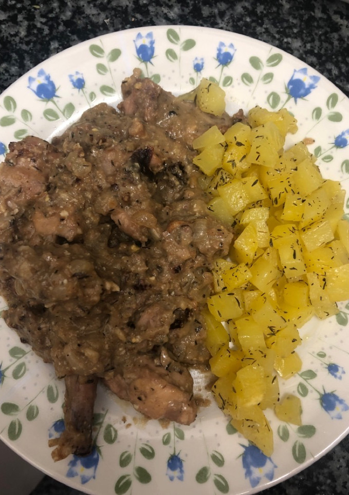 Una foto de 437. Conejo guisado con salsa de foie y coñac (principal carne)