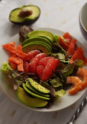 Une photo de °Salade nordique au saumon fumé, avocat et pamplemousse°