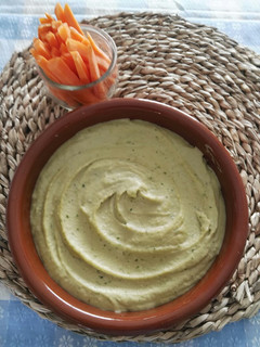 Una foto de Hummus de perejil, albahaca y piñones