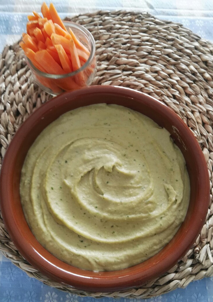 Una foto de Hummus de perejil, albahaca y piñones