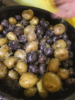 Una foto de Papitas buffet con ajos y sal de maras con finas hierbas