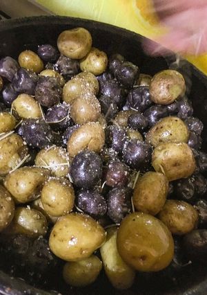 Una foto de Papitas buffet con ajos y sal de maras con finas hierbas