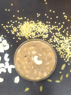 பாசிப்பருப்பு பிரதமன் (Moong daal coconut milk kheer recipe in tamil) செய்முறை முக்கிய புகைப்படம்