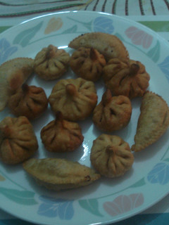 फ्राइड मोदक और गुजियाँ (fried modak aur gujiya recipe in Hindi) रेसिपी मुख्य फोटो
