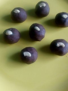 ராகி உருண்டை (Raagi urundai recipe in tamil) செய்முறை முக்கிய புகைப்படம்