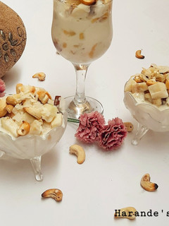 A picture of Granola fruit parfait.