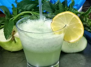 Una foto de Smoothie fresco de pepino 🥒🍏🍋🌱