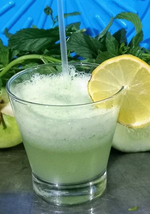 Una foto de Smoothie fresco de pepino 🥒🍏🍋🌱