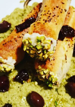 Foto di Cannoli di cavolfiore pistacchio, su letto di broccolo acciughe