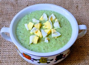 Una foto de Sopa fría de calabacín o zucchini tipo gazpacho o salmorejo 💚