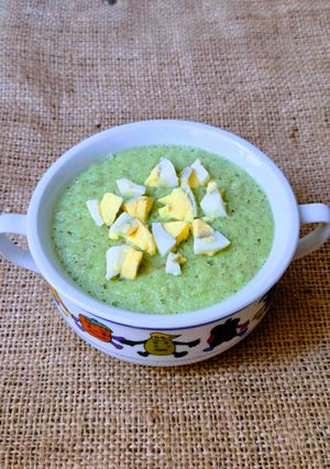 Una foto de Sopa fría de calabacín o zucchini tipo gazpacho o salmorejo 💚