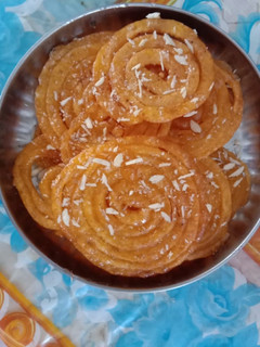 ઇન્સ્ટન્ટ જલેબી (Instant Jalebi Recipe In Gujarati) રેસીપી મુખ્ય ફોટો