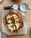 Caprese pizza with garlic and herb dip