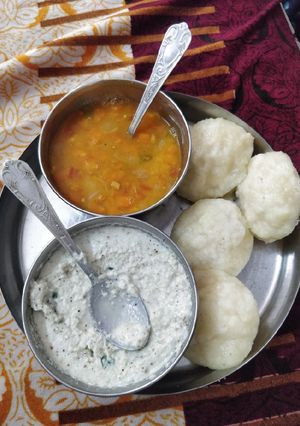 A picture of Idli sambr with coconut chutney.