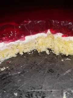 Una foto de Tarta de Crema chantilly y gelatina de 🍓🍓con secretito😉 Fácil