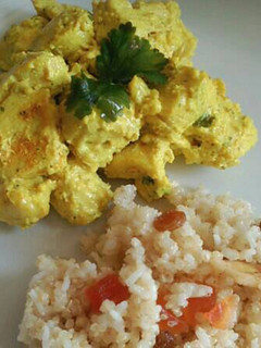 Una foto de Pollo al curry, con arroz basmati y frutas secas