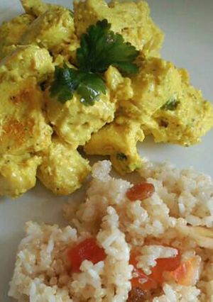 Una foto de Pollo al curry, con arroz basmati y frutas secas
