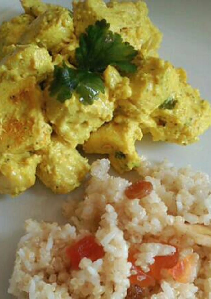 Una foto de Pollo al curry, con arroz basmati y frutas secas